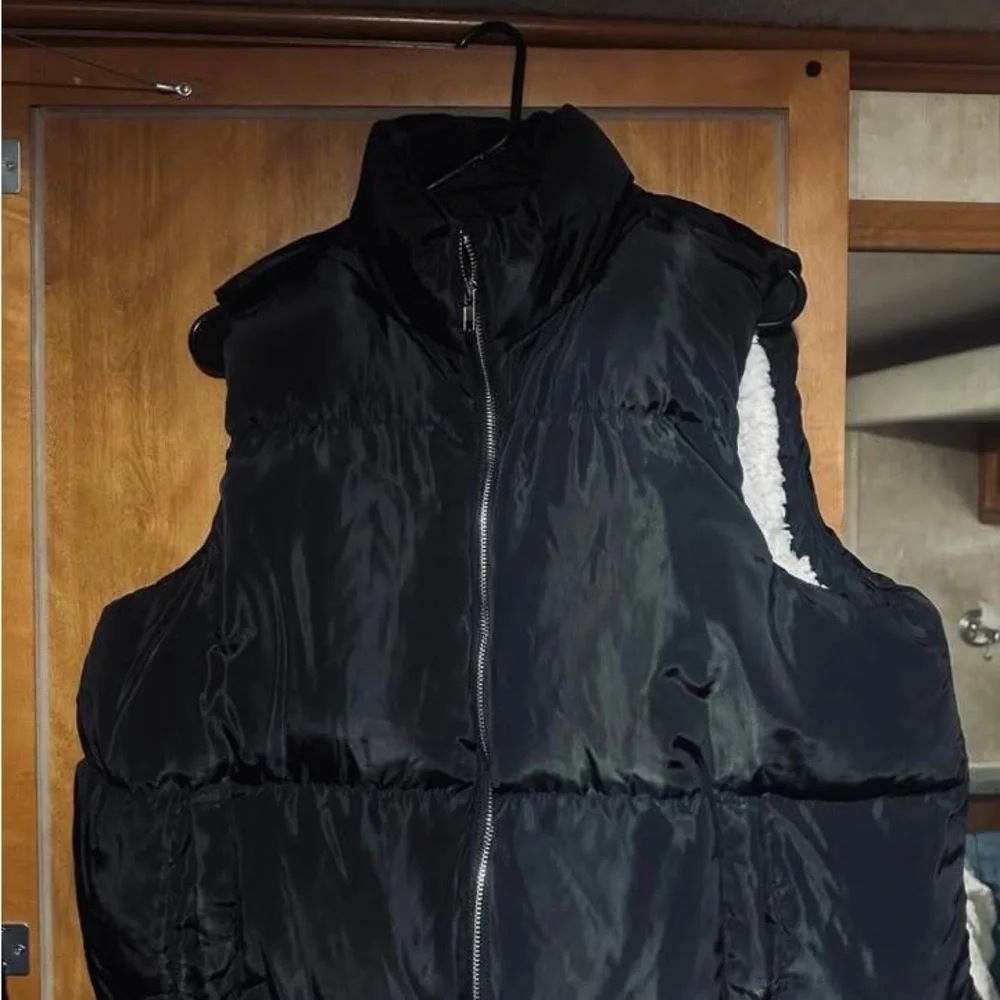 Black Cropped Puffer Vest with White Fuzzy Lining - Picture 1 of 1